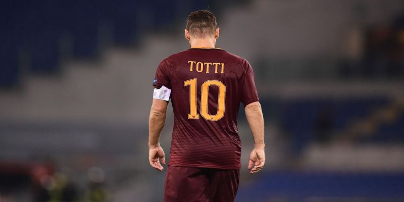 Francesco Totti đón nhận món quà đầu tiên là trái bóng