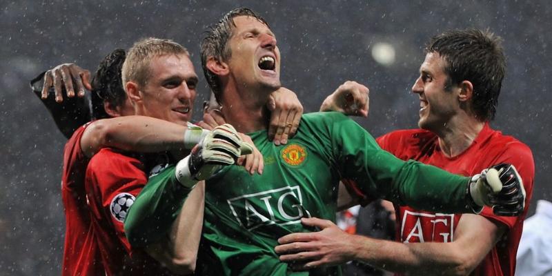 Van der Sar càng trở nên thăng hoa khi cập bến nước Anh